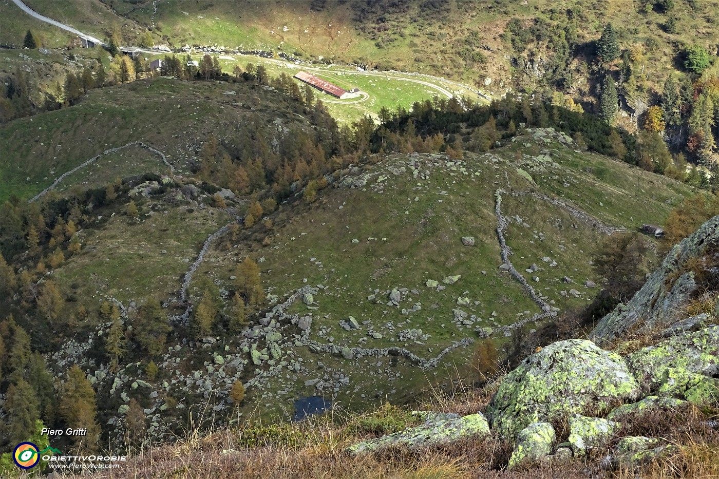 64 Dal Monte Mincucco vista verso su gran parte del percorso di salita.JPG
